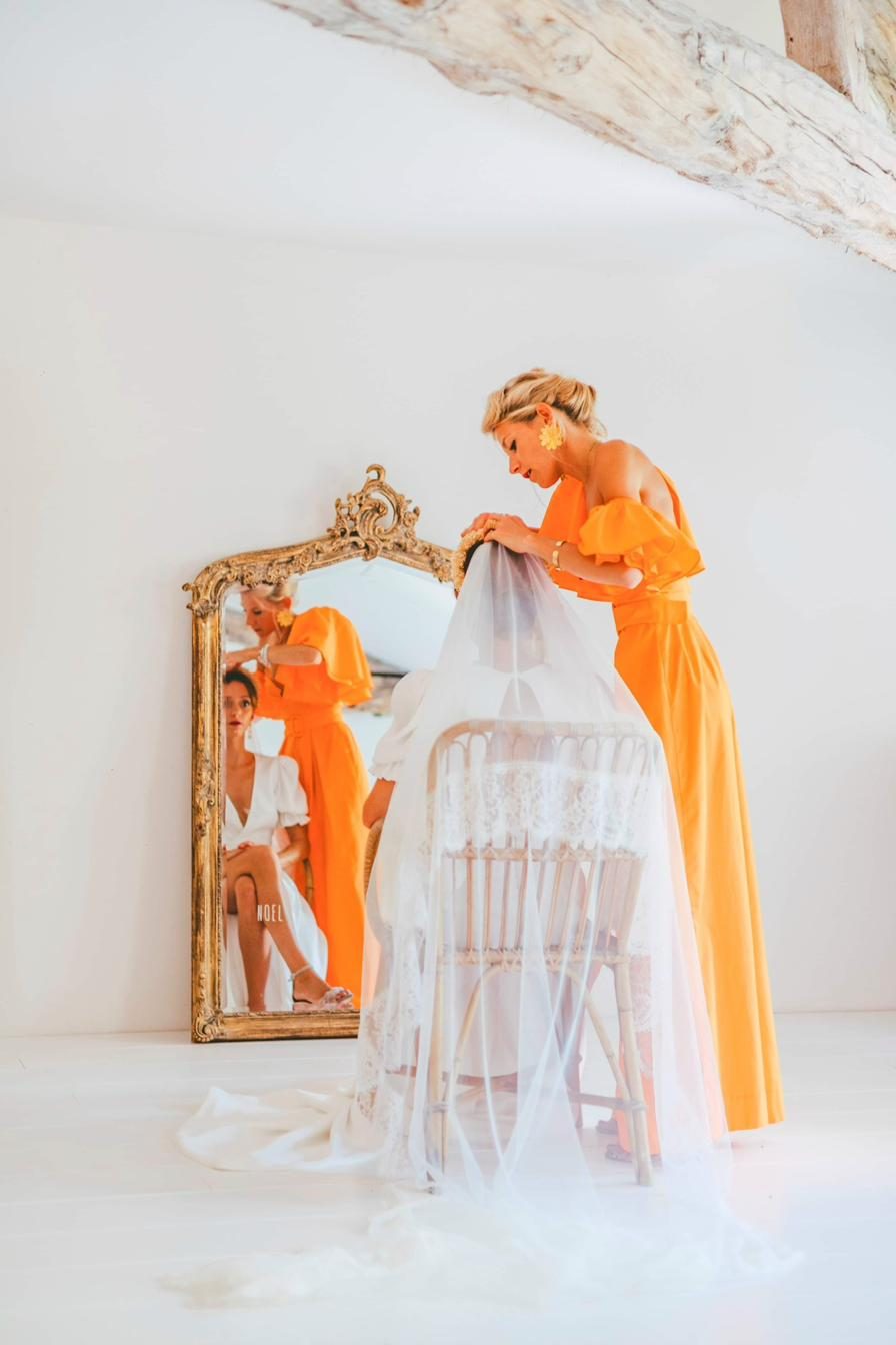 Haydée Morlot ajustant le voile d'une mariée